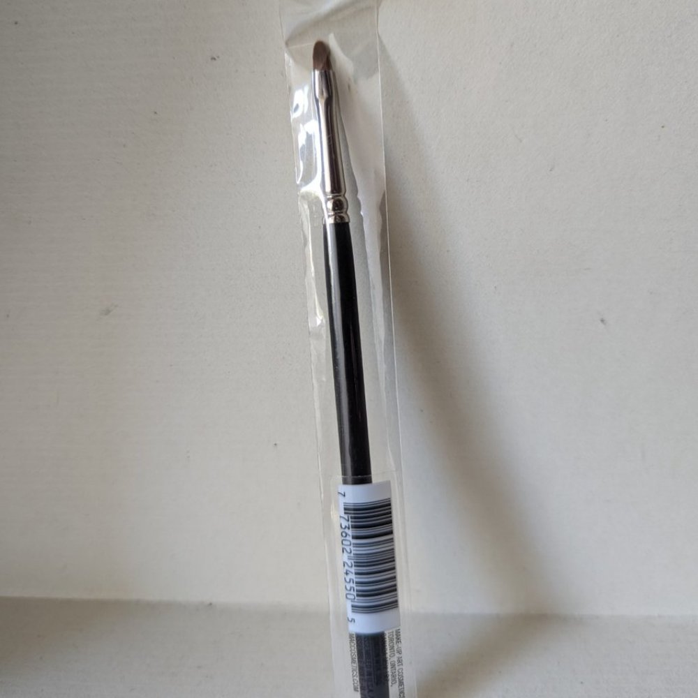 MAC 211 Pointed Liner brush